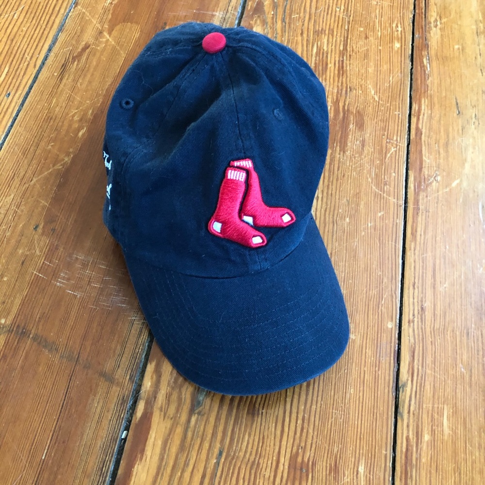 Men’s Redsox hat with adjustable strap